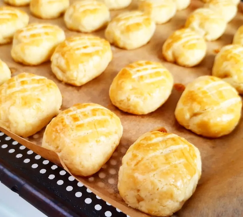 Caramelized pineapple filling encased in shortcrust