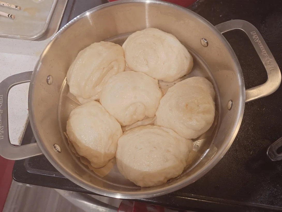 6 steamed buns inside of a steamer